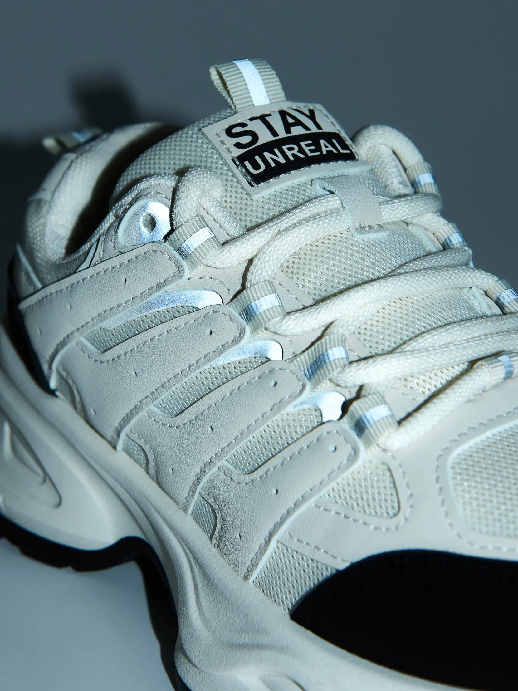 New Beżowe sneakersy z odblaskowymi elementami Sneakersy