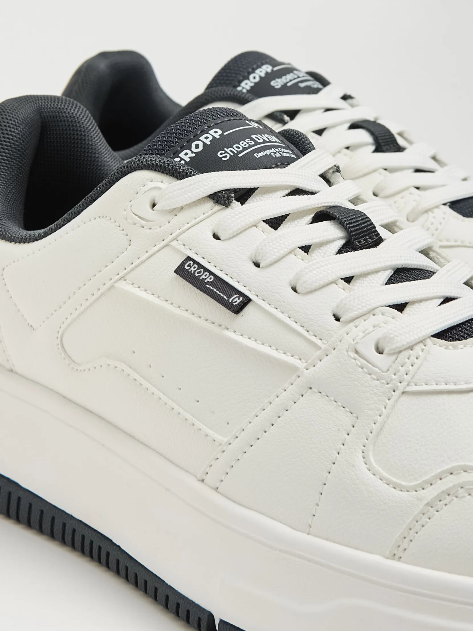Fashion Białe sneakersy z czarnymi elementami Sneakersy