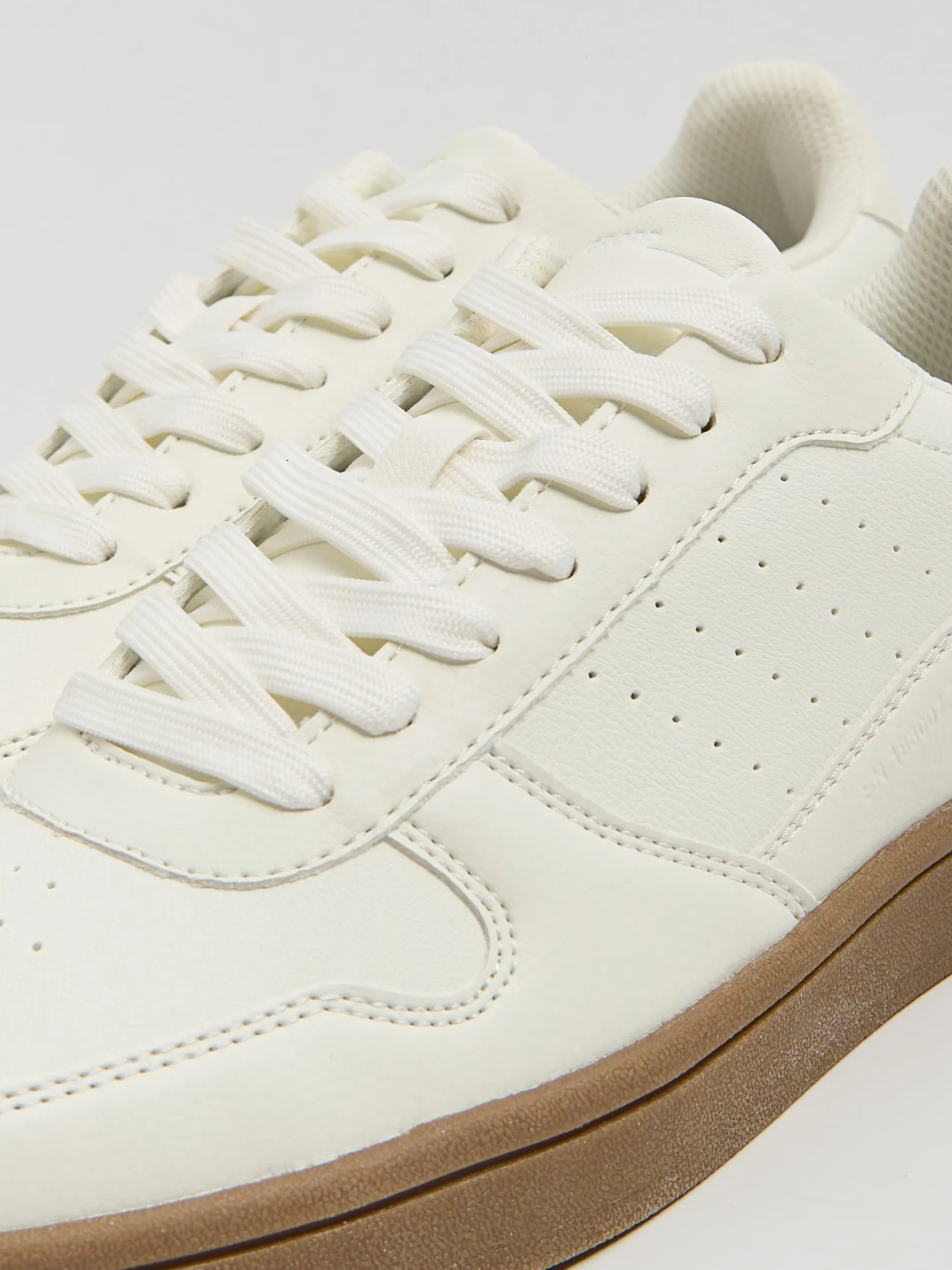 Clearance Białe sneakersy z imitacji skóry Sneakersy