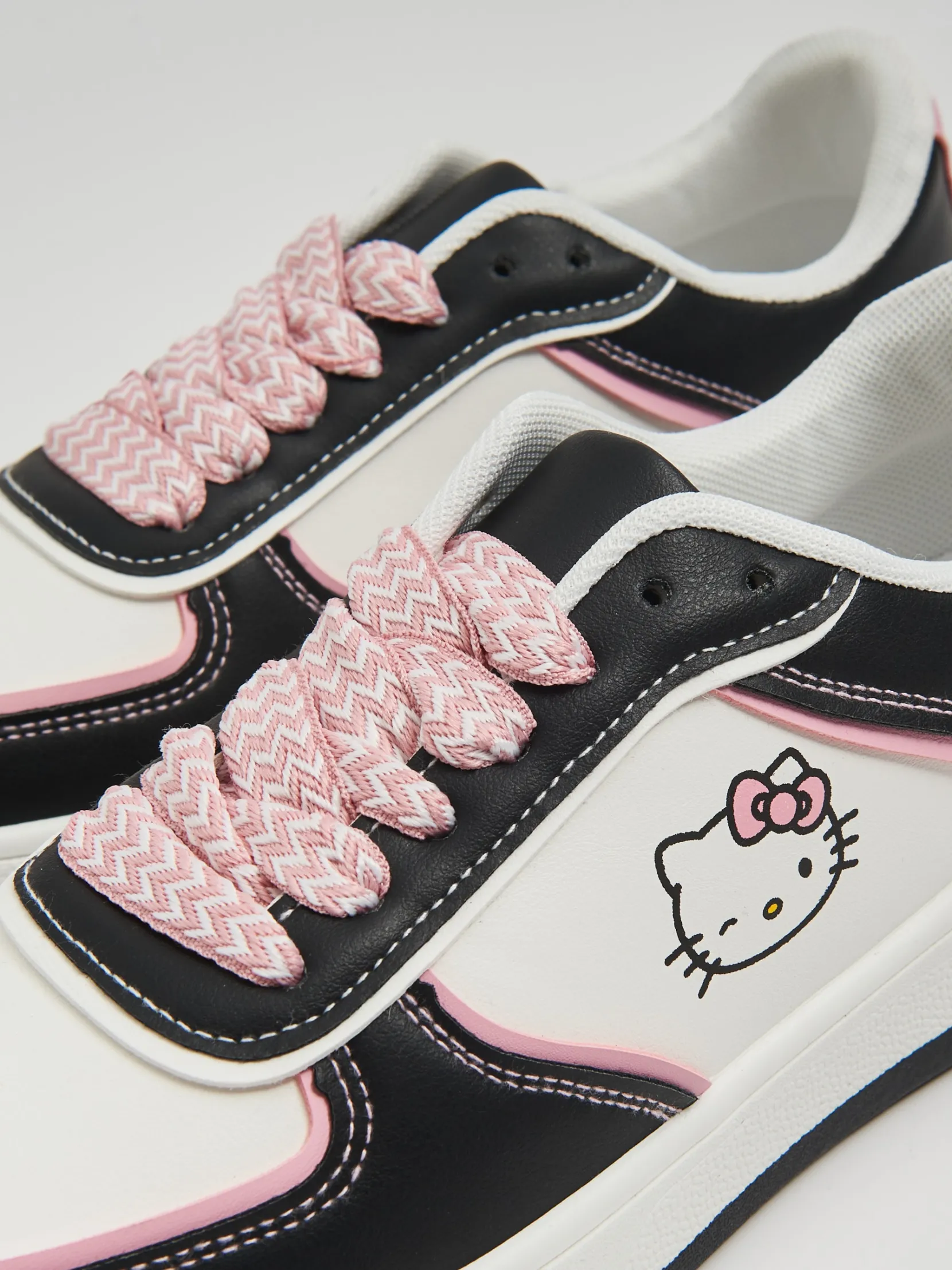 Fashion Biało-czarne sneakersy Hello Kitty Sneakersy