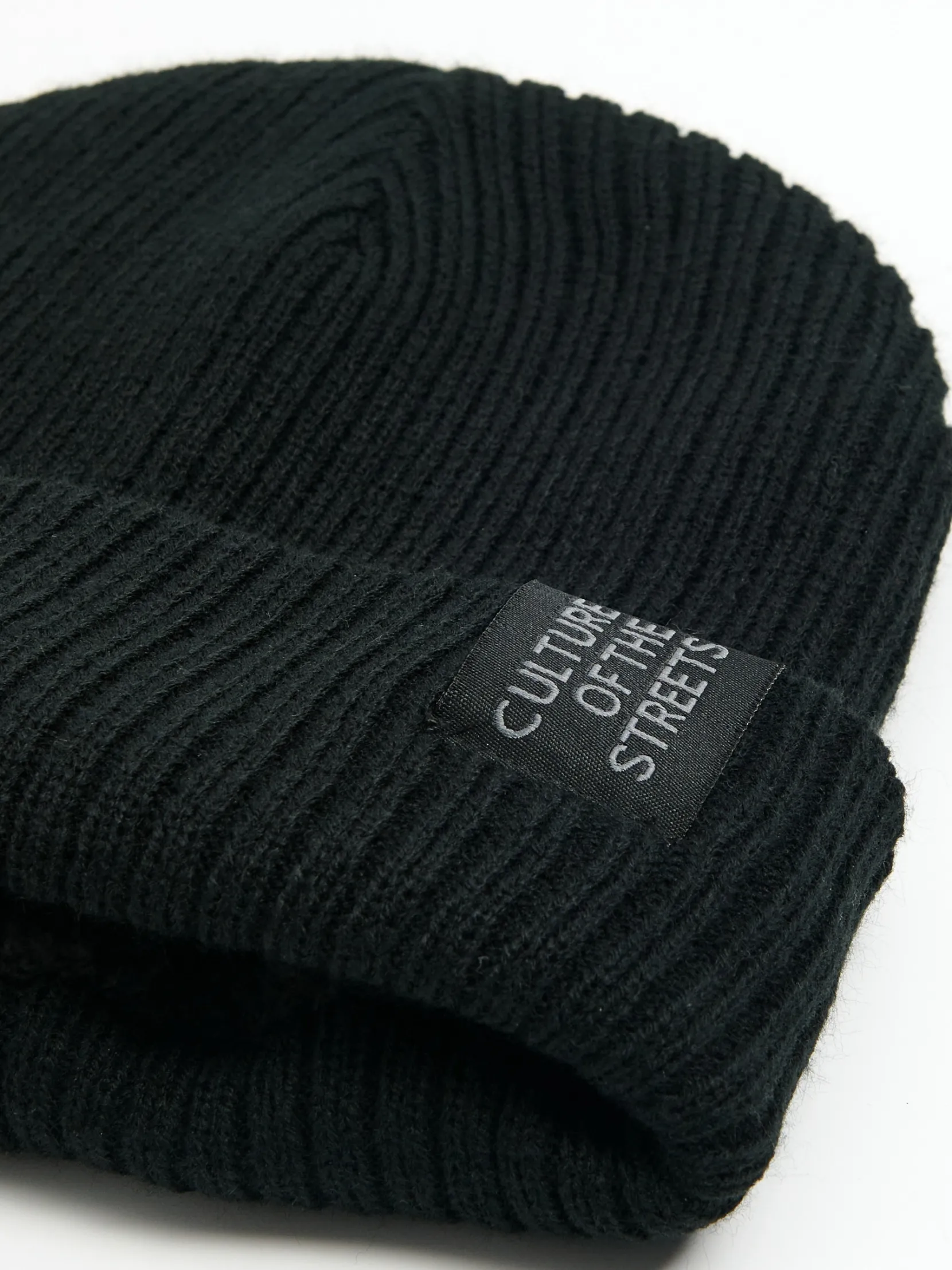 Best Czarna czapka beanie z naszywką Czapki