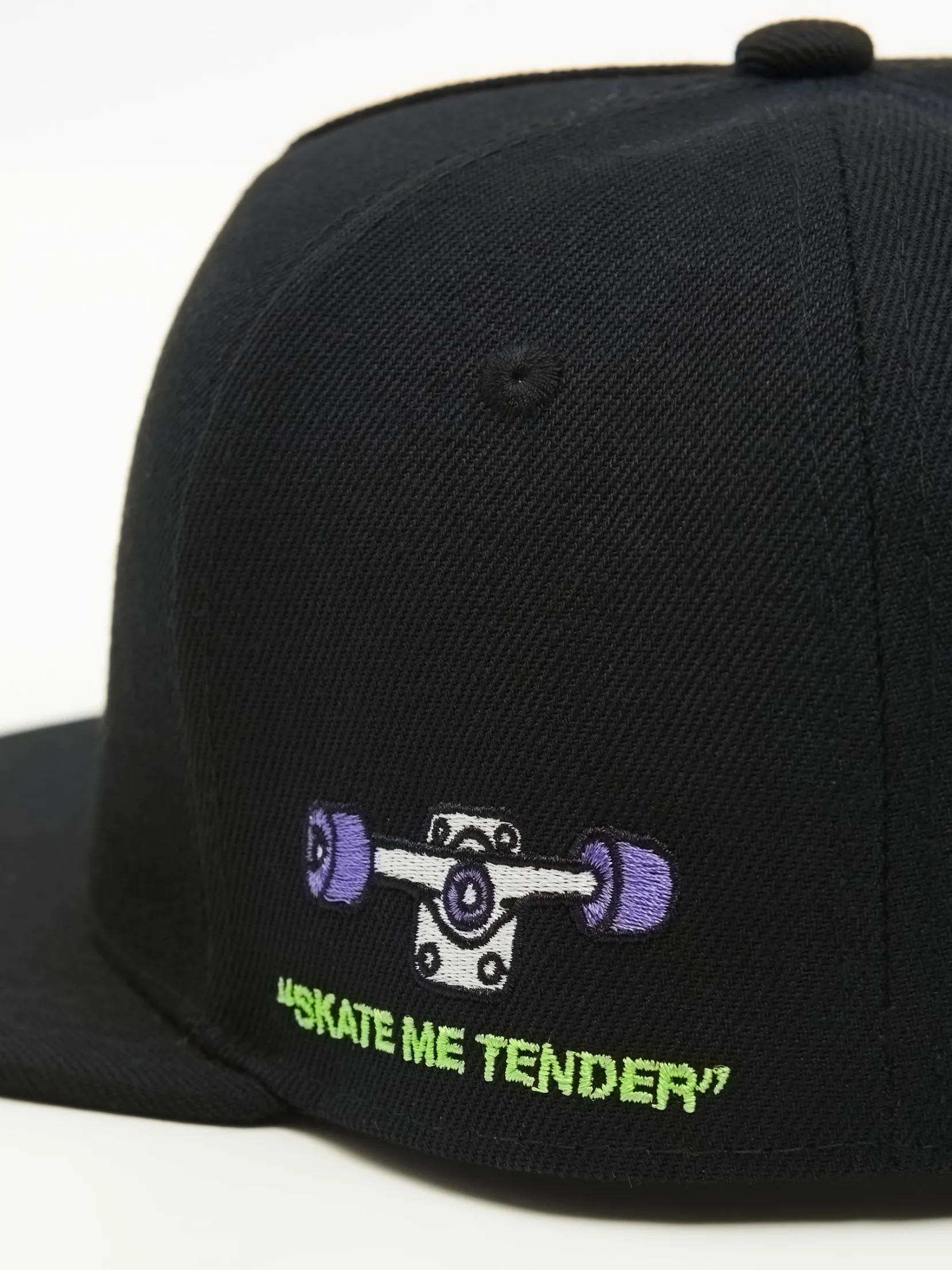 Online Czarna czapka snapback z haftem Czapki