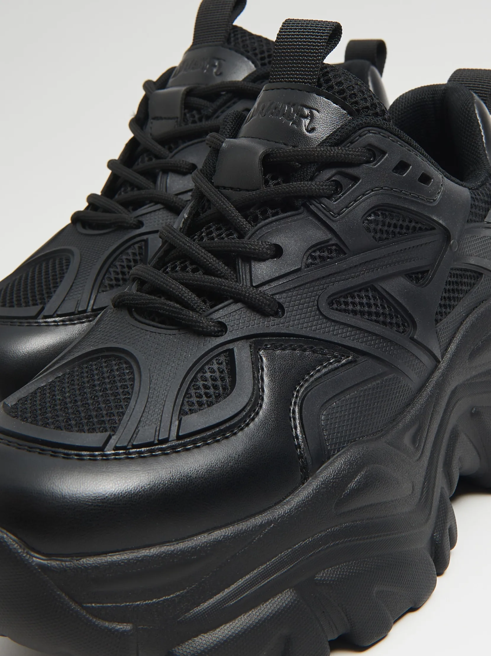 Online Czarne sneakersy chunky Sneakersy