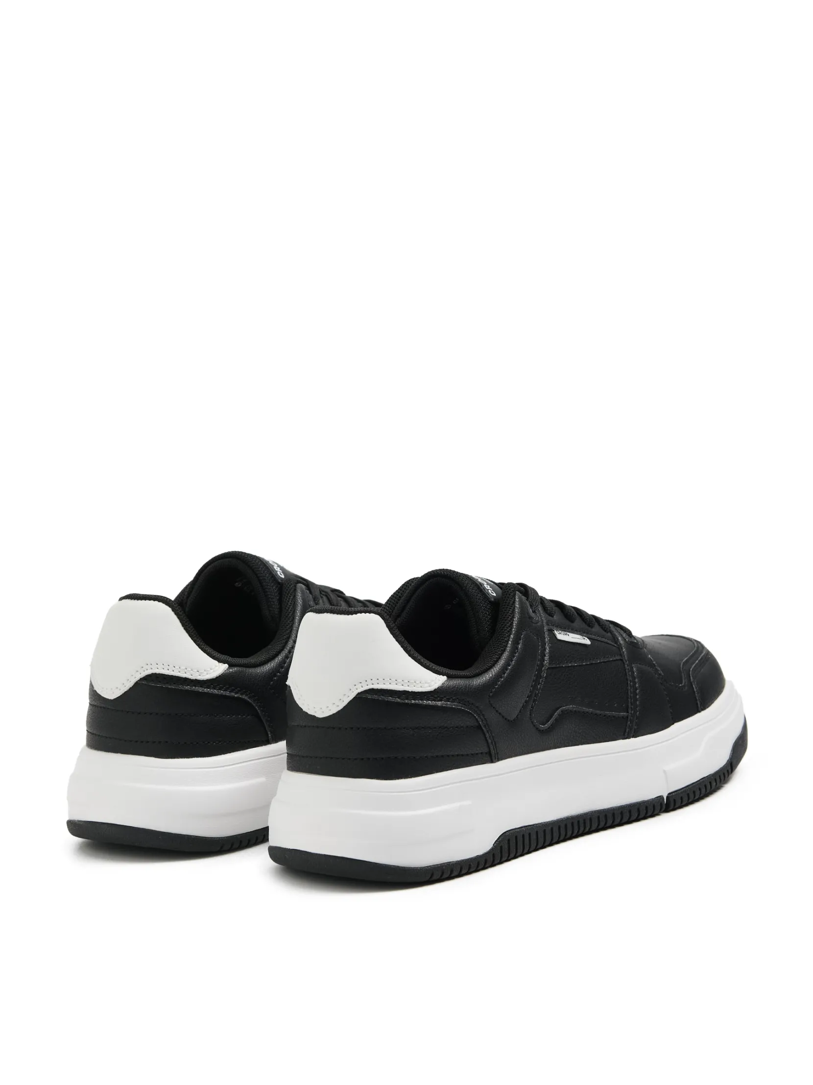 Hot Czarne sneakersy z białymi elementami Sneakersy