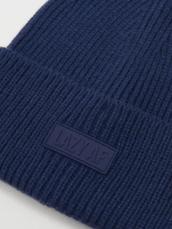 Sale Granatowa czapka beanie z naszywką Czapki
