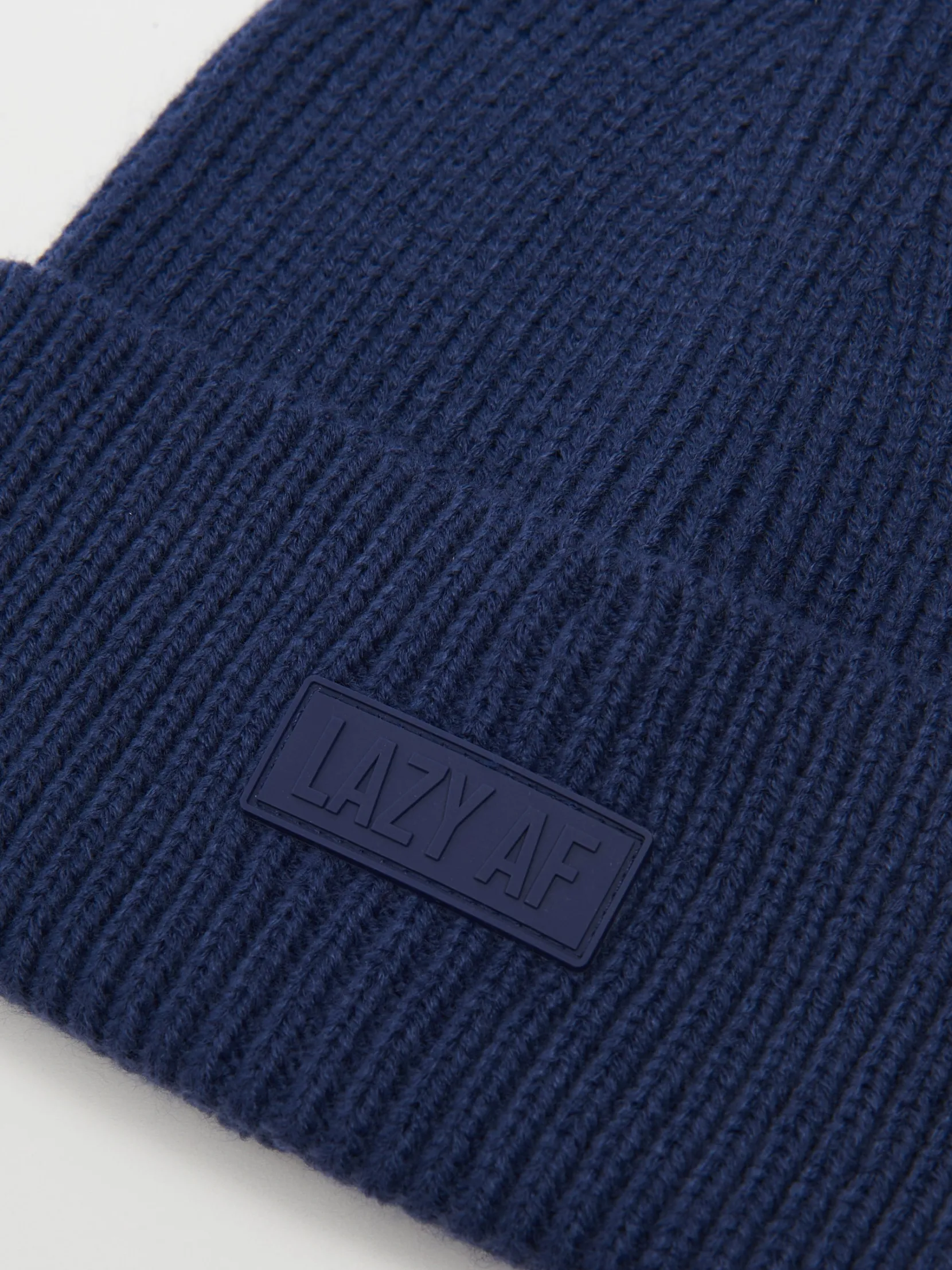 Sale Granatowa czapka beanie z naszywką Czapki