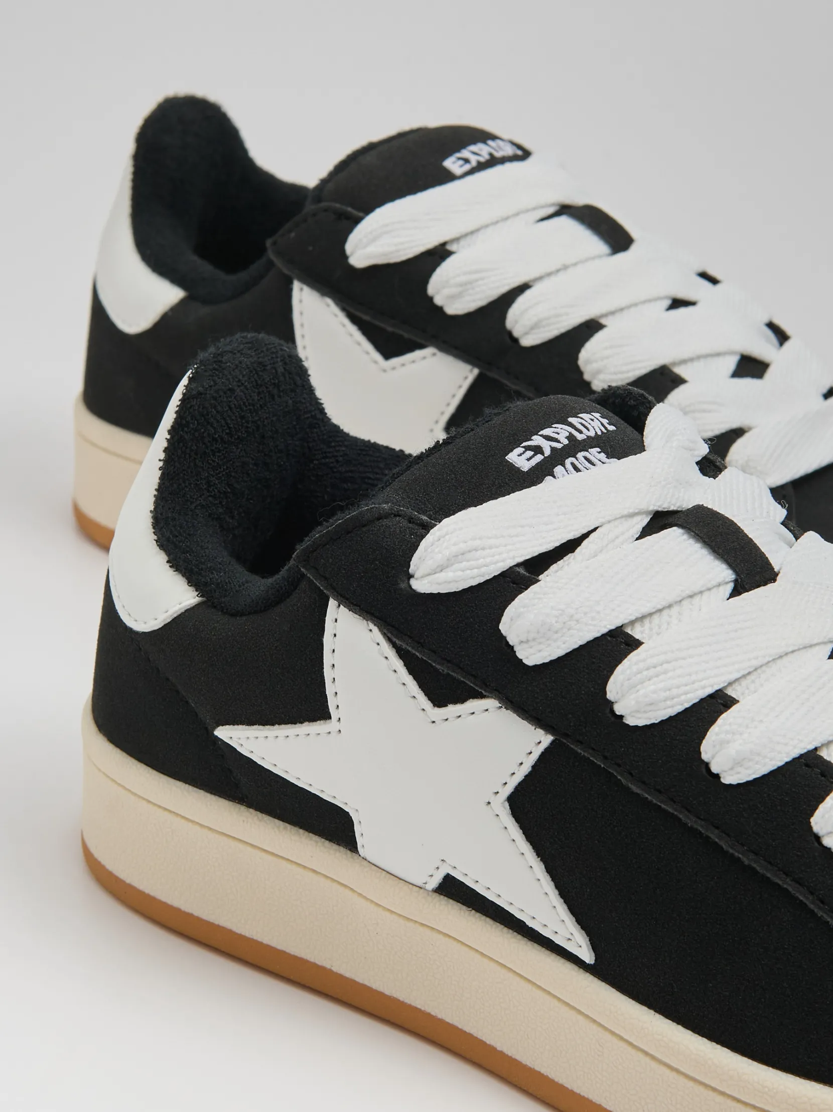 Online Sportowe sneakersy z motywem gwiazdy Sneakersy
